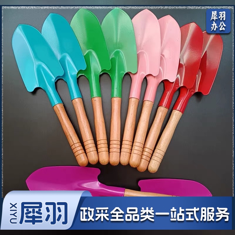 幼儿园 儿童玩沙铲子